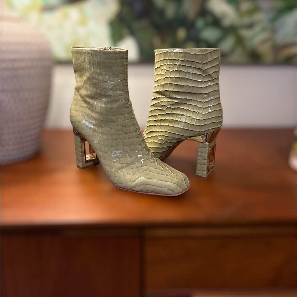 Elegant Crocodile-Embossed Ankle Boots